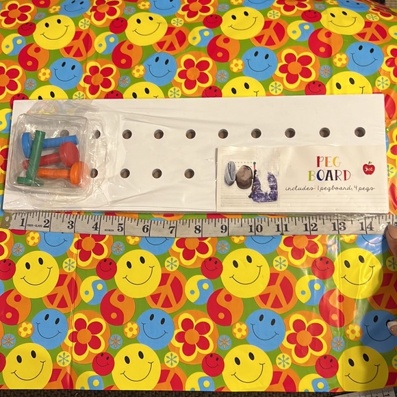 New Target White Peg Board w/ Four Colorful Pegs - Picture 5 of 7